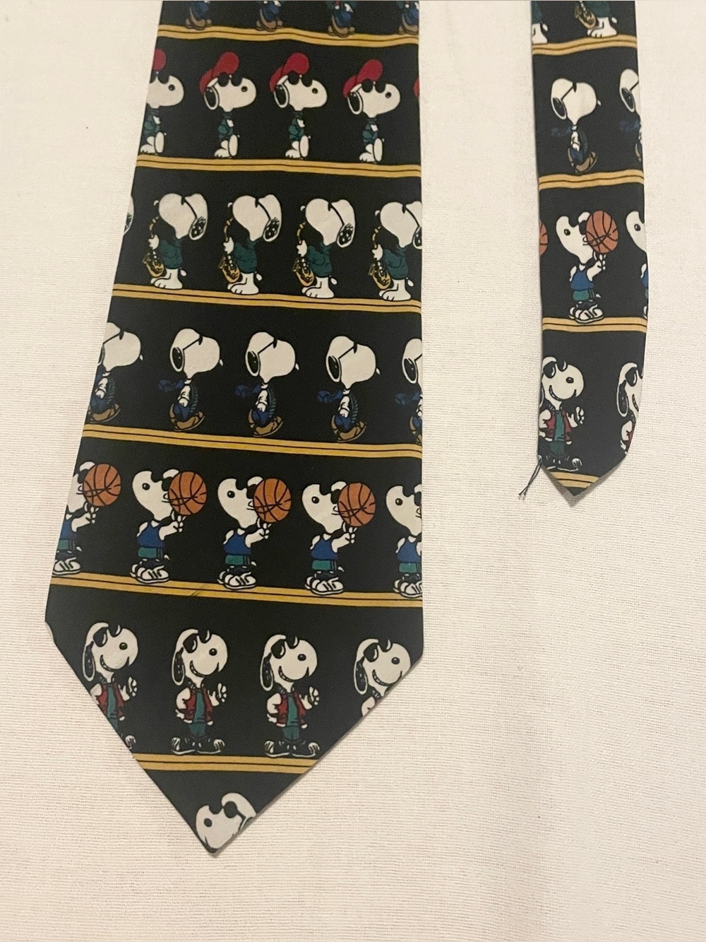 VTG Snoopy Peanuts Joe Cool Basketball Saxophone Tie Crepe de Chine